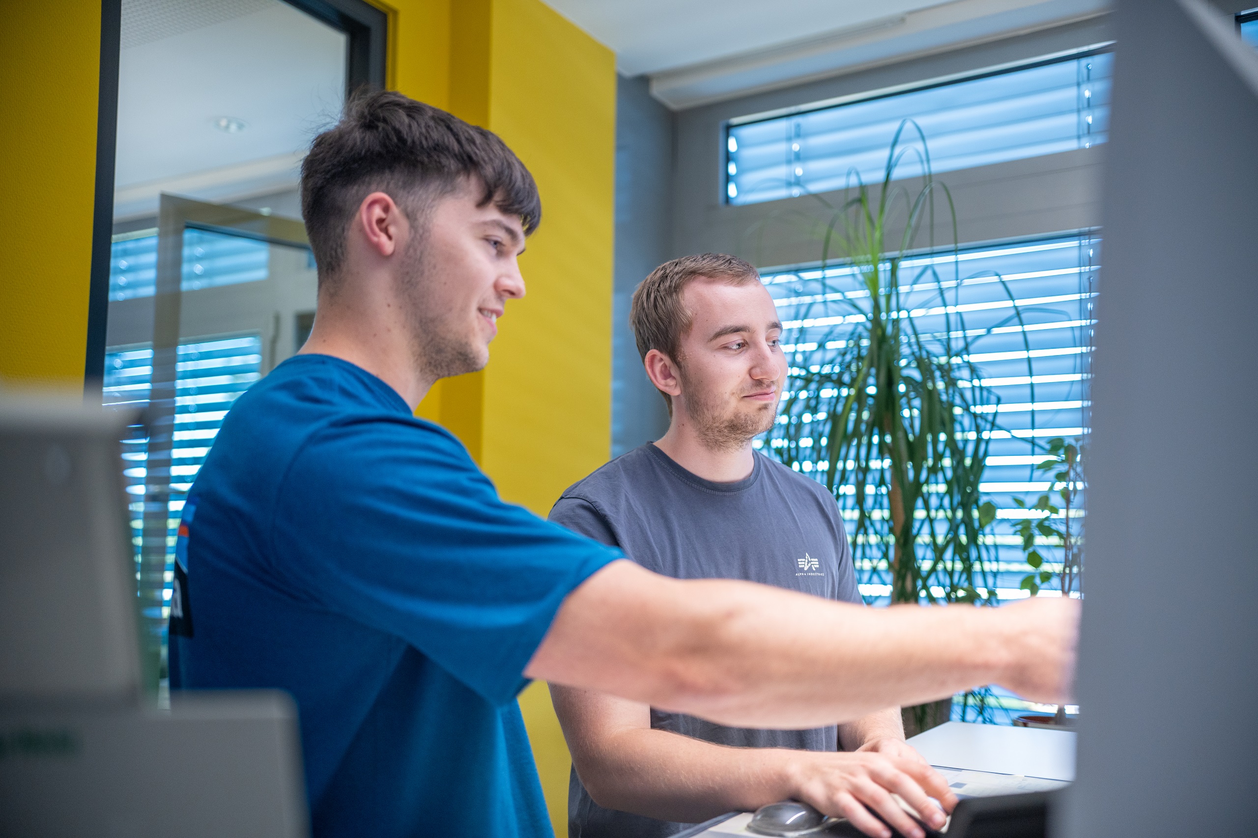 Zwei Mitarbeiter der DRV Berlin-Brandenburg vor einem Computerbildschirm